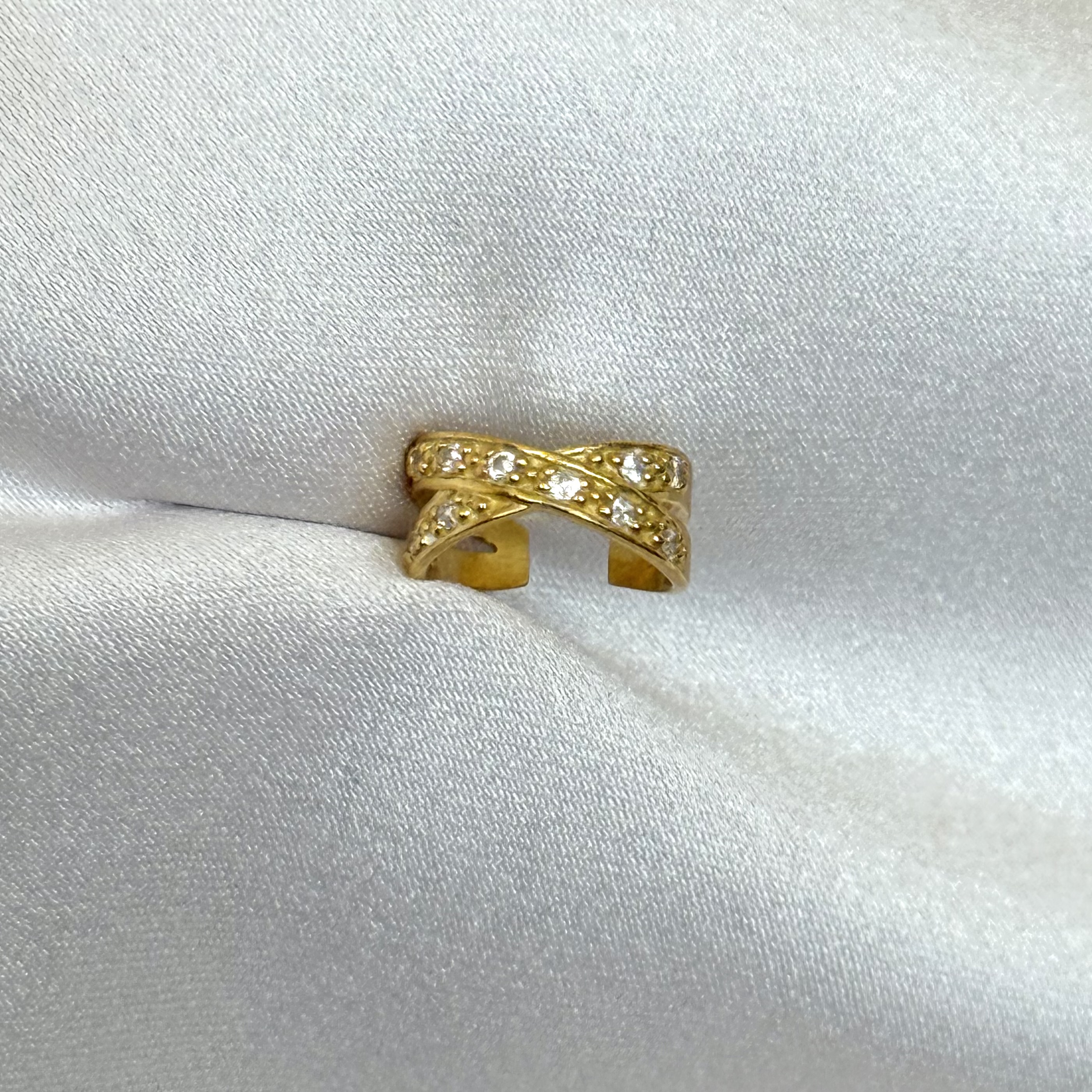 Cuff cruzado dorado