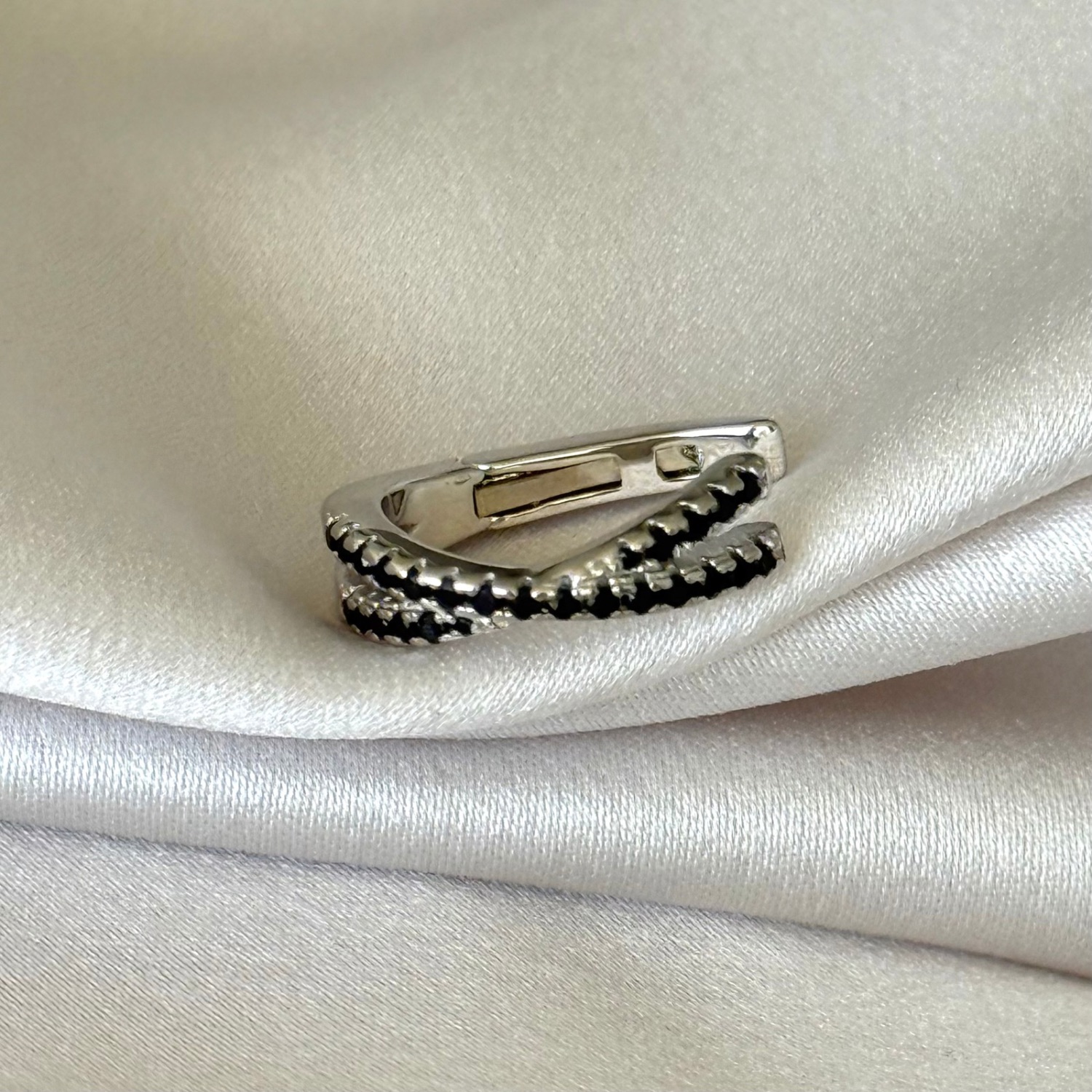 Cuff cruzado negro