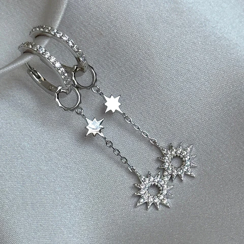 Argollas Huggies con estrellas colgantes