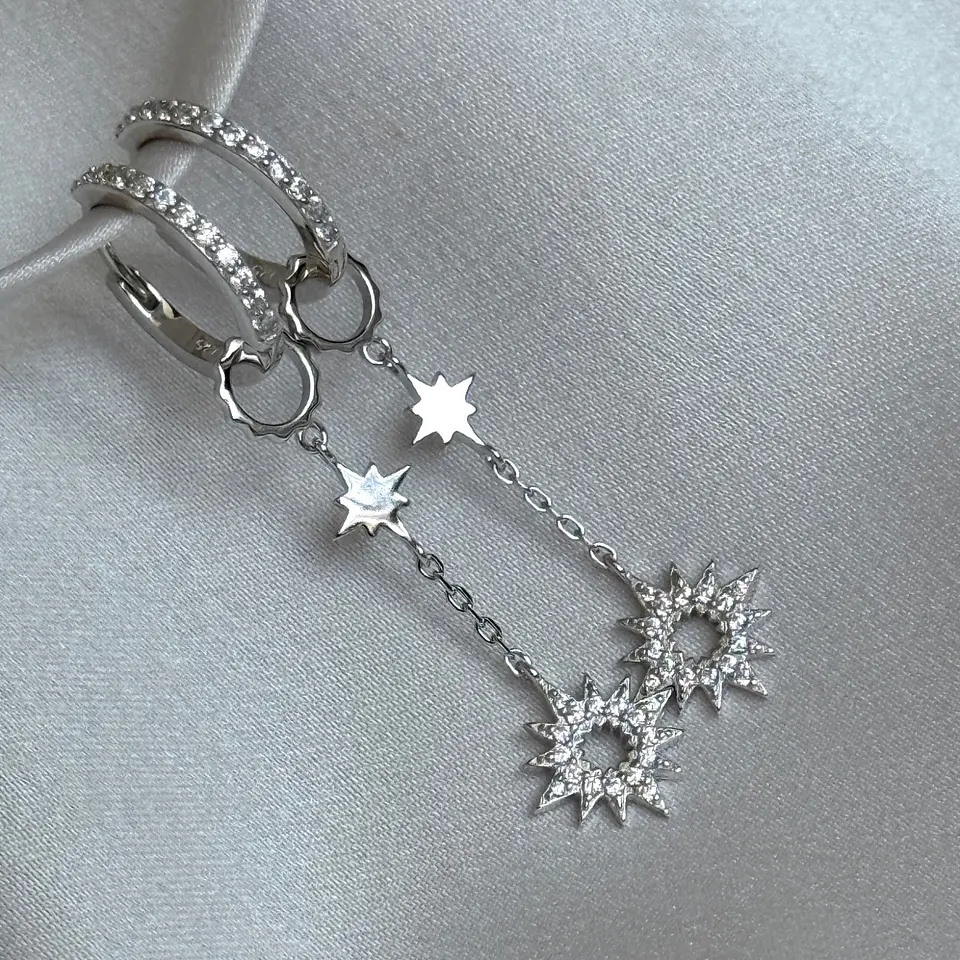 Argollas Huggies con estrellas colgantes 1