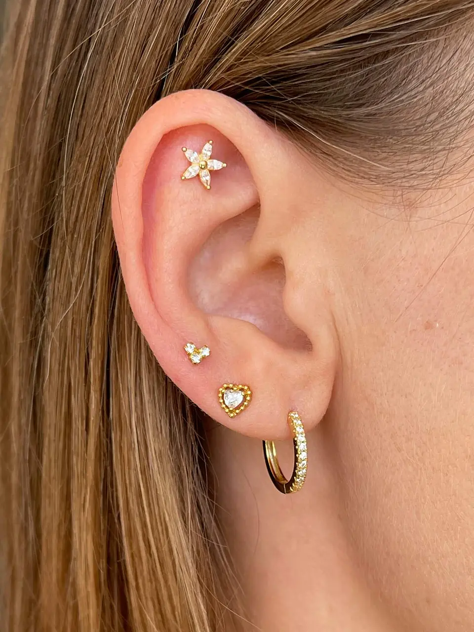 Piercing flor dorada 7 mm 2