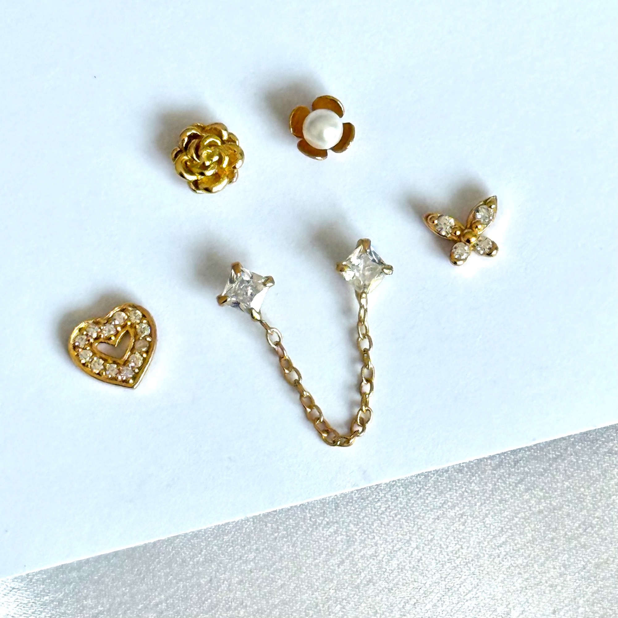 Set de mini aritos dorados