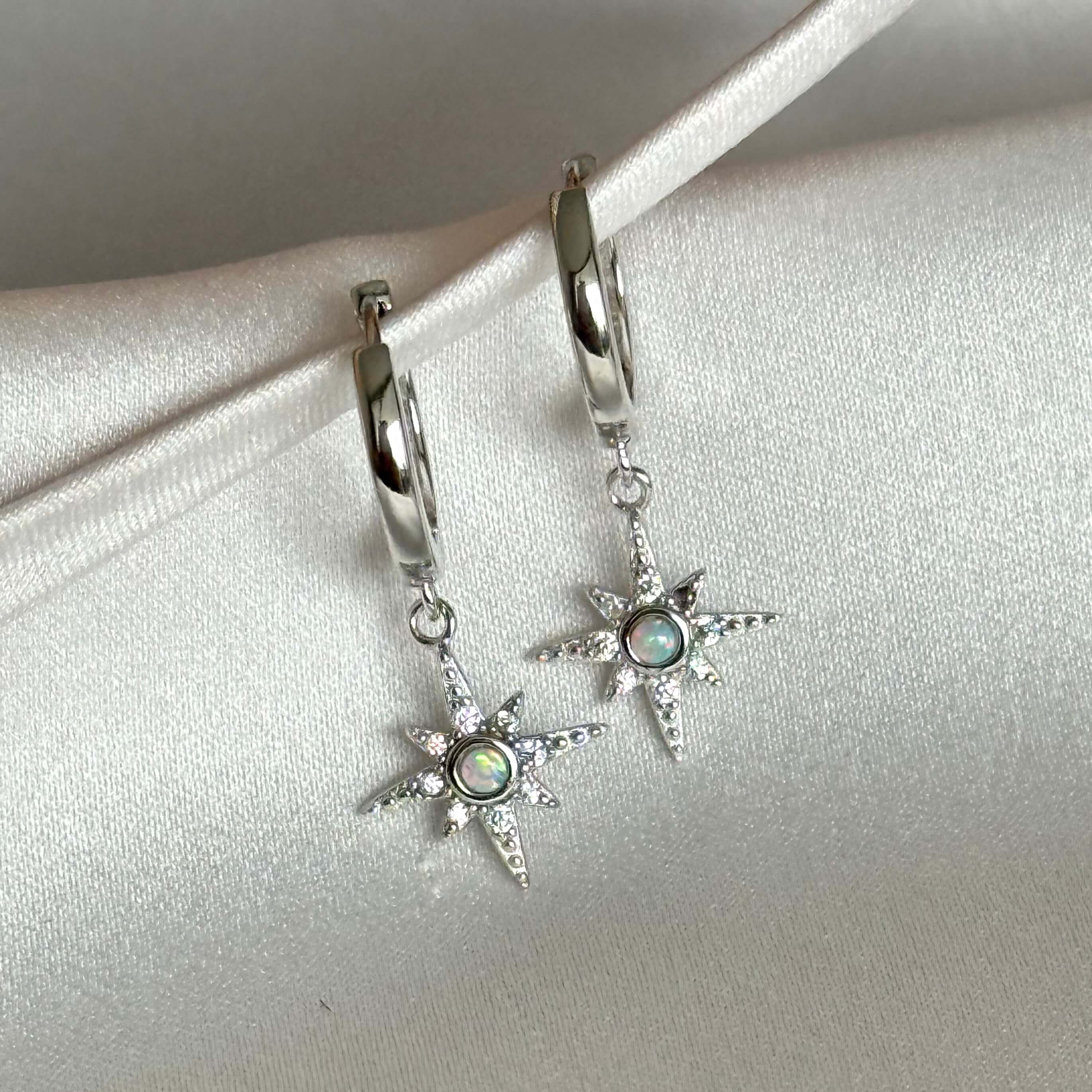Argollas estrellas con ópalo
