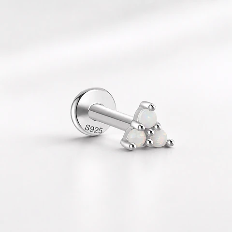 Piercing mini triángulo