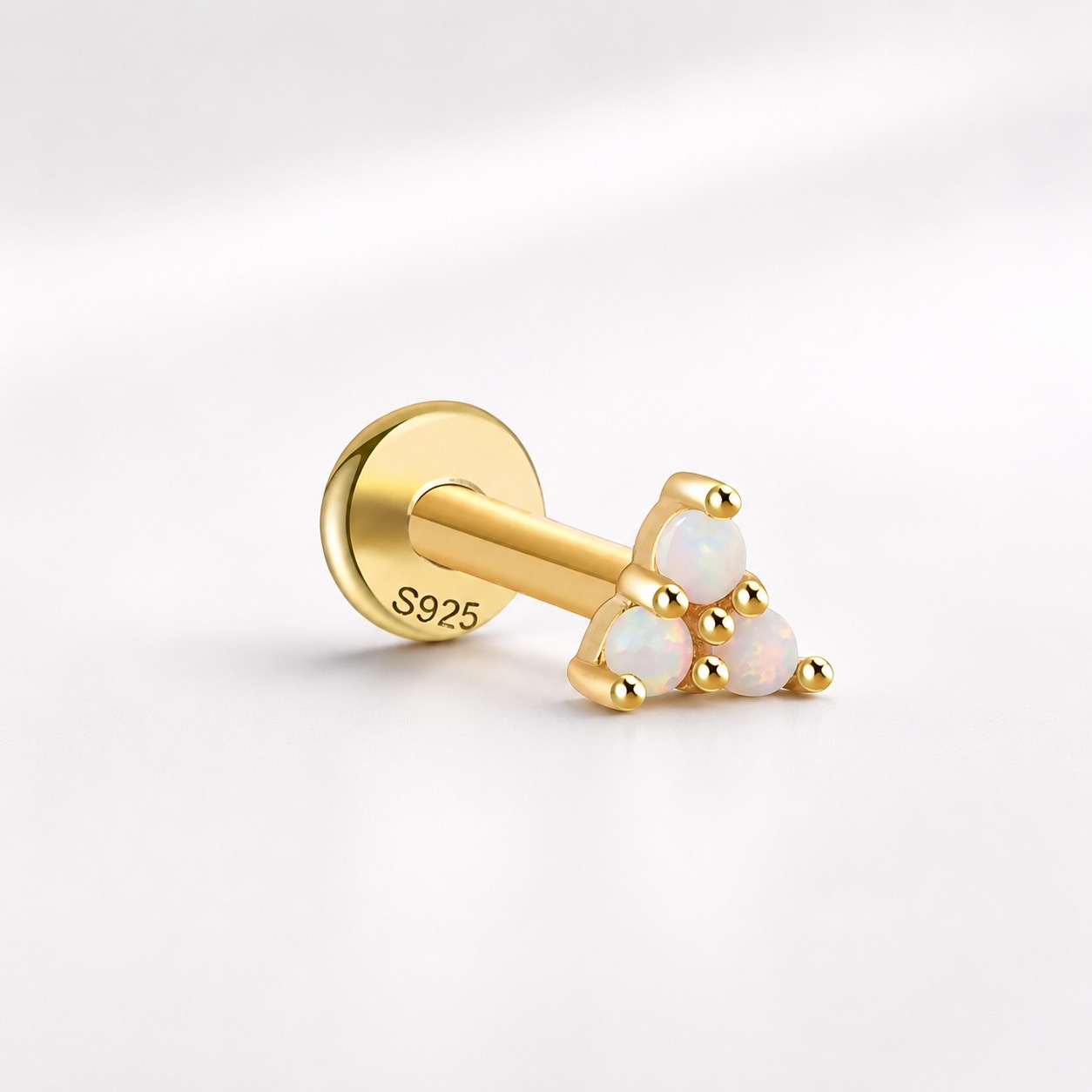 Piercing mini triángulo