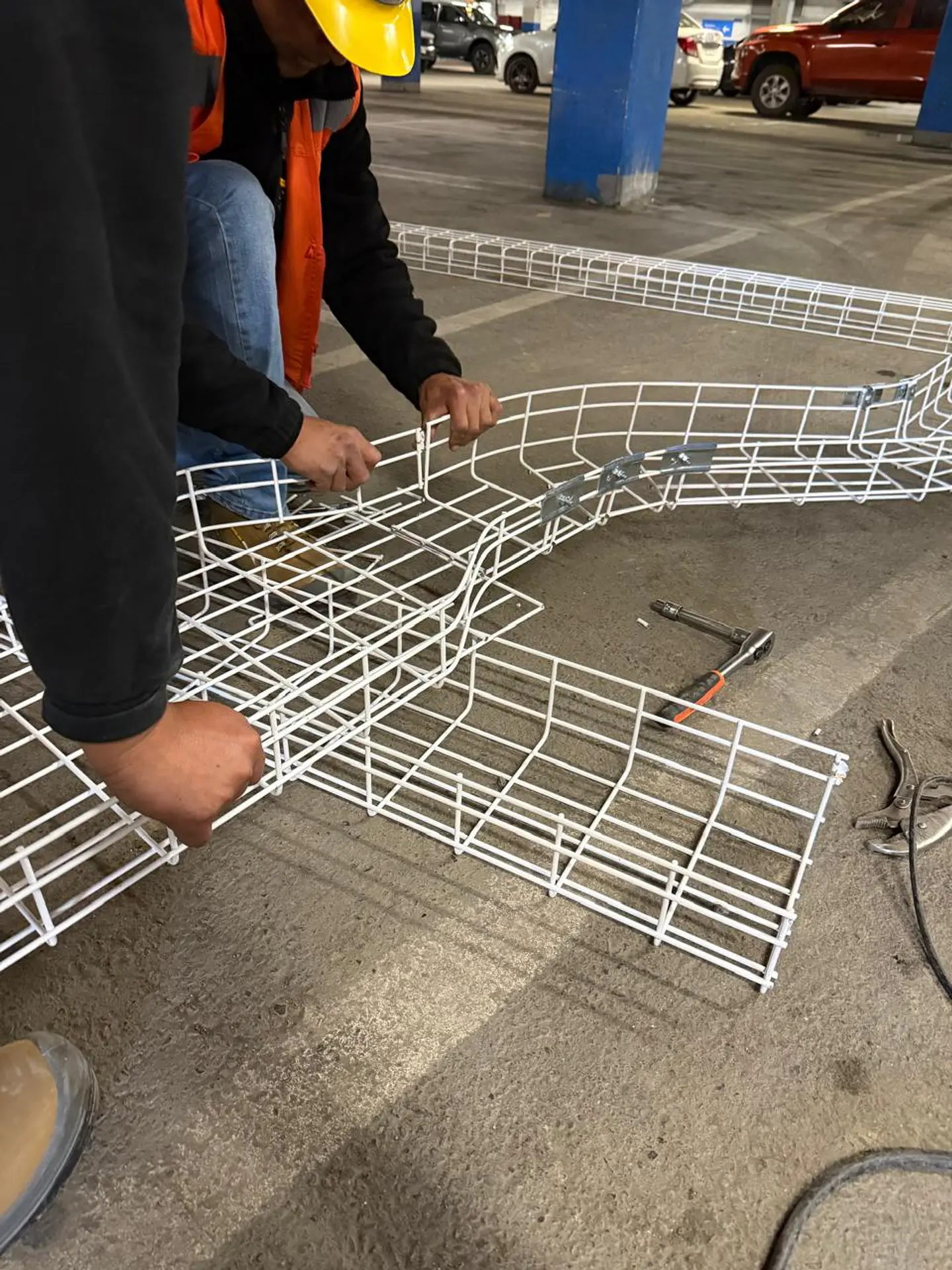 Fabricación de reducción y curvas en canastillo porta conductor, más montaje. 4