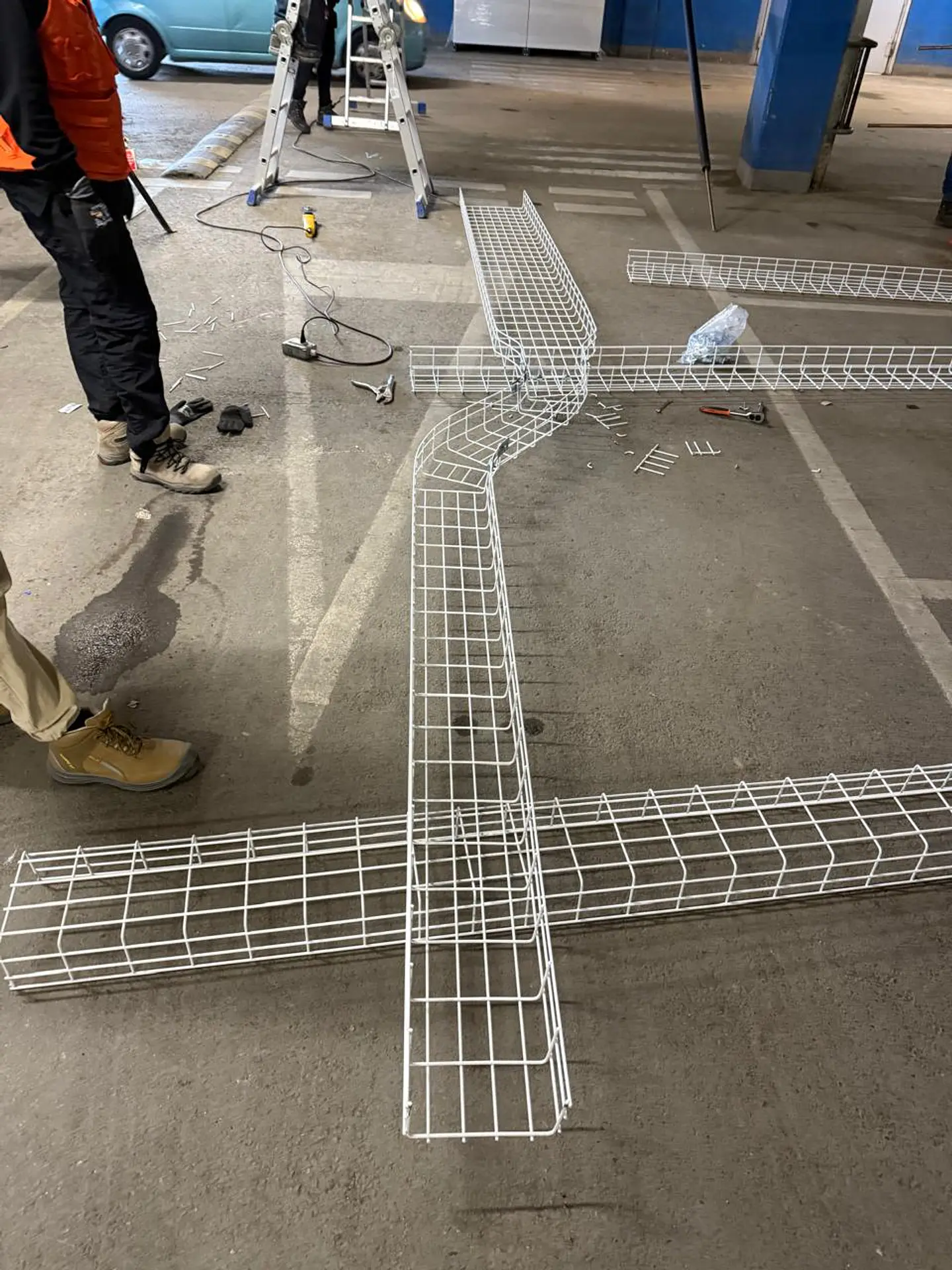 Fabricación de reducción y curvas en canastillo porta conductor, más montaje. 5