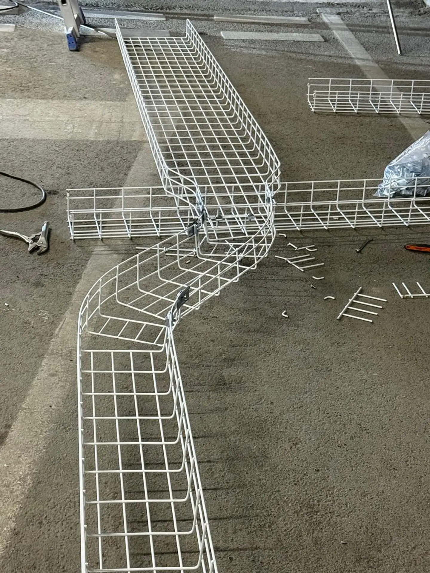 Fabricación de reducción y curvas en canastillo porta conductor, más montaje. 6