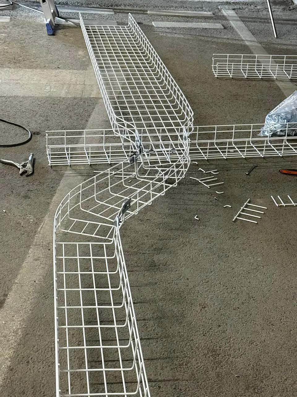 Fabricación de reducción y curvas en canastillo porta conductor, más montaje. 6