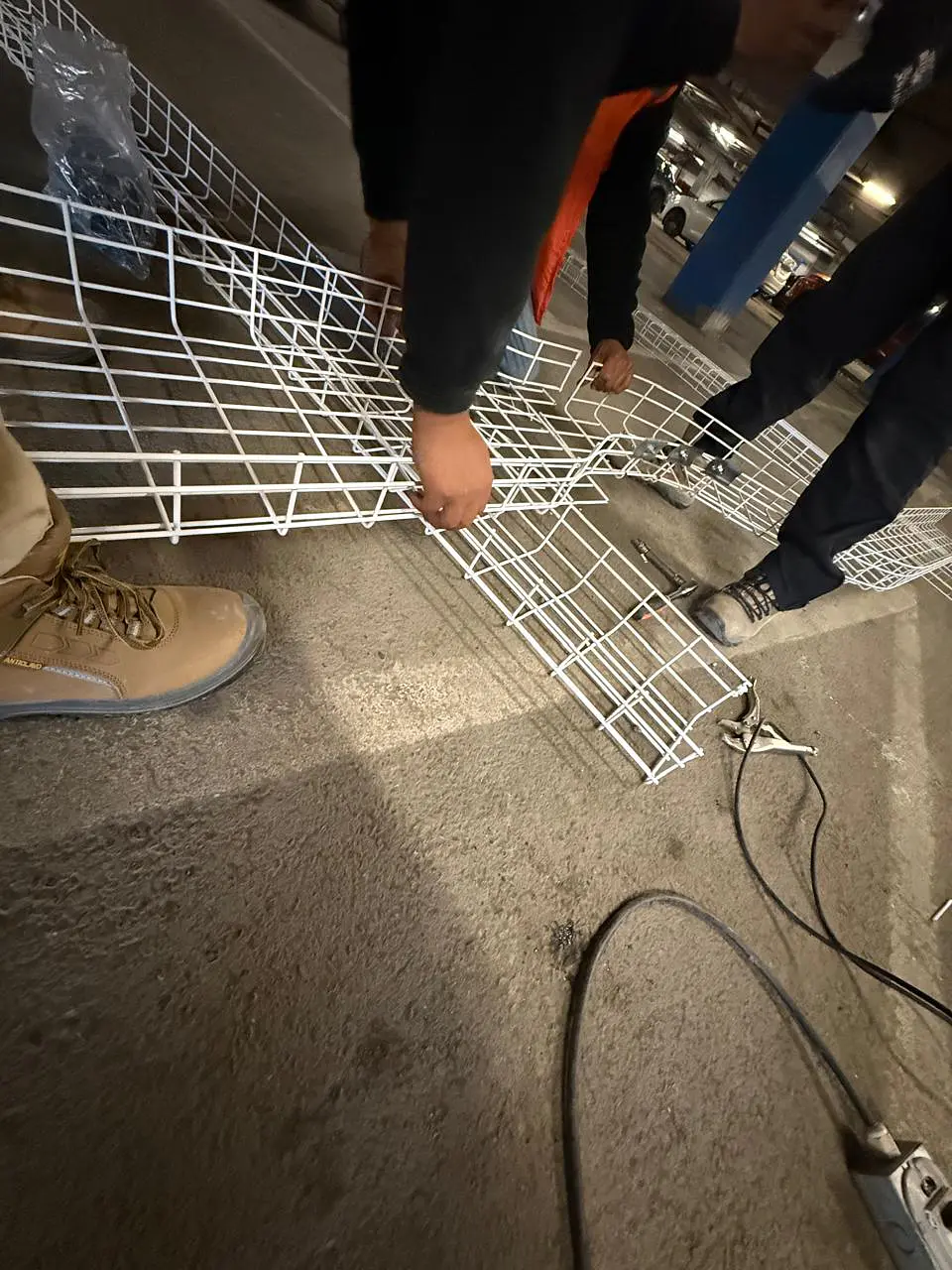 Fabricación de reducción y curvas en canastillo porta conductor, más montaje. 7