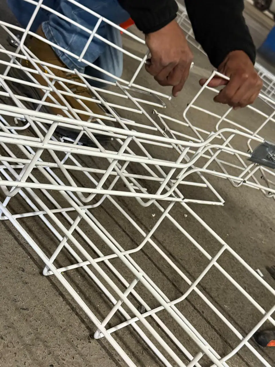 Fabricación de reducción y curvas en canastillo porta conductor, más montaje. 8