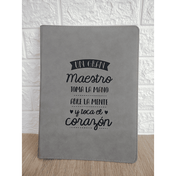 Carpeta con bloc y pizarra Día del Trabajador 8