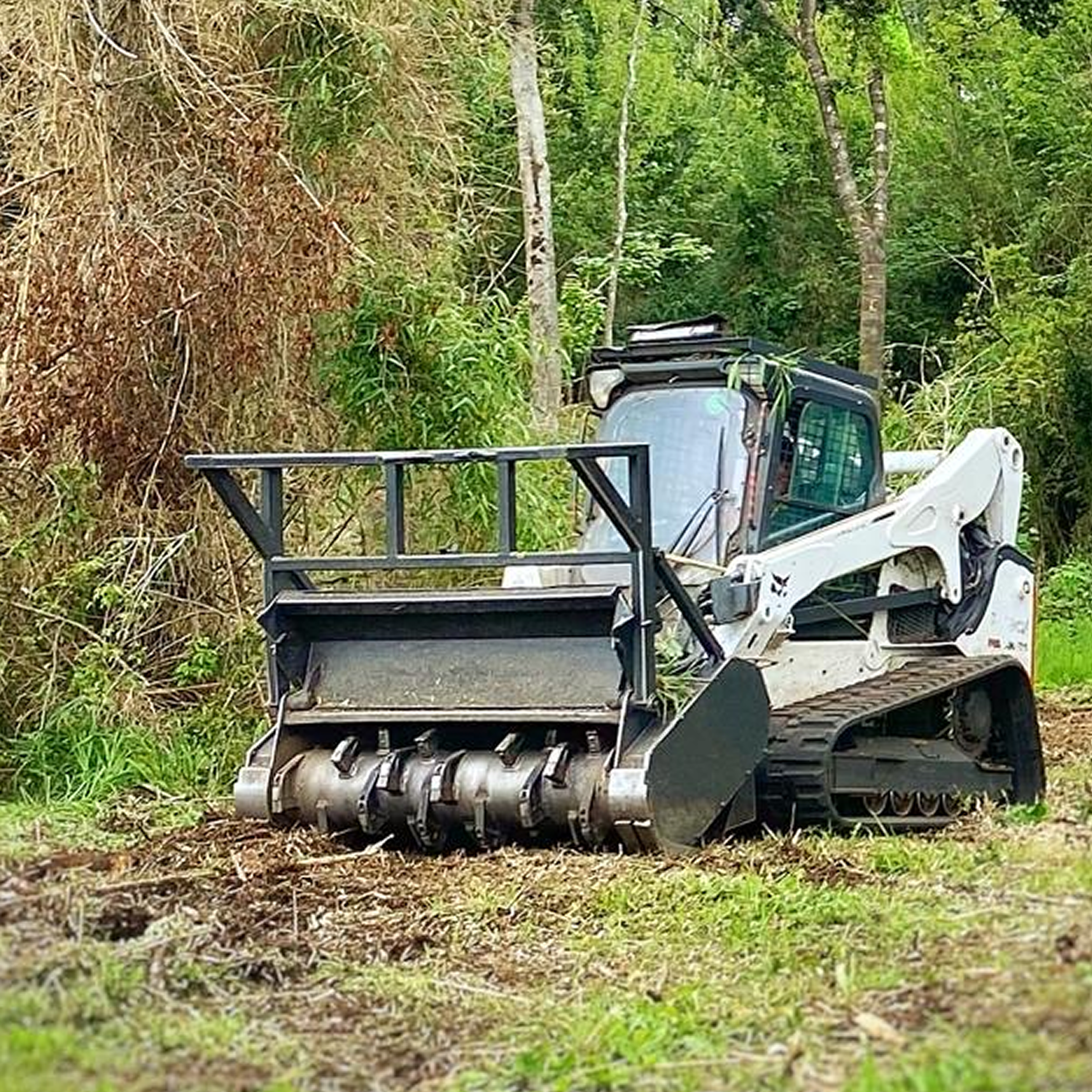 Minicargador con Triturador  3