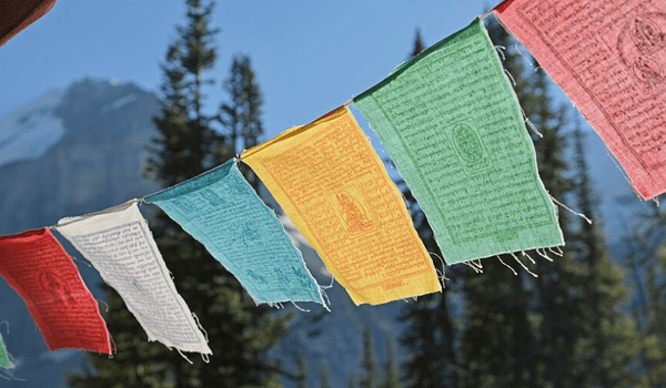 Origen de las Banderas de Oración: Una Tradición Ancestral