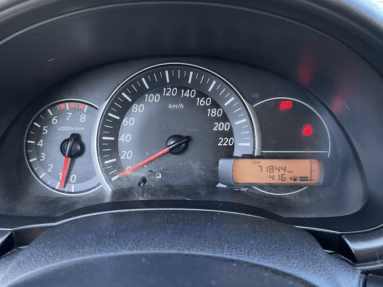 Nissan March Sport 1.6 / Año 2018 13