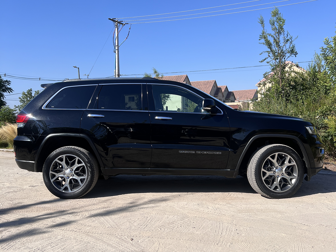 Jeep Grand Cherokee Limited / Año 2022 3