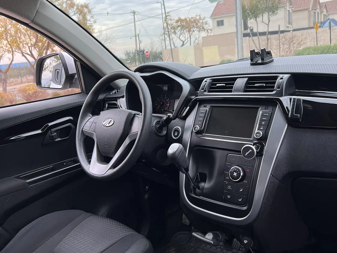 Mahindra KUV 100 / Año 2020 12