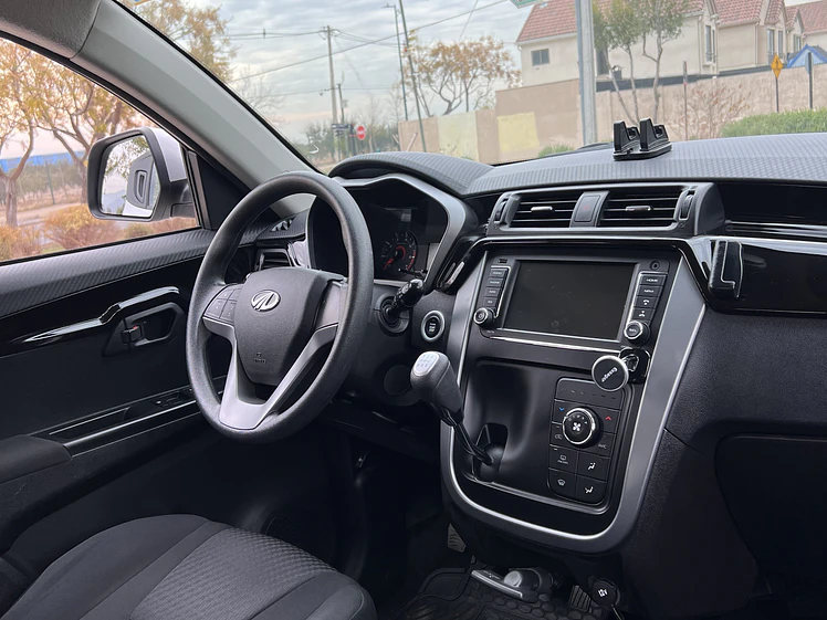 Mahindra KUV 100 / Año 2020 12