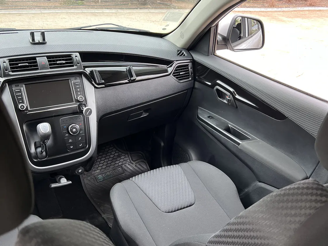 Mahindra KUV 100 / Año 2020 13