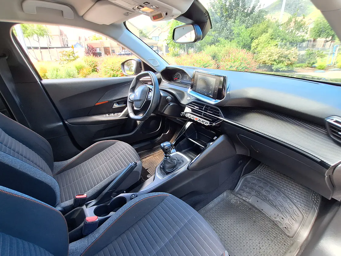 Peugeot 2008 Active 1.2L / Año 2022 12
