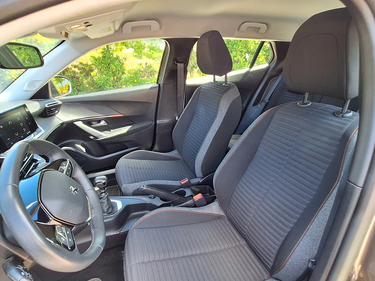 Peugeot 2008 Active 1.2L / Año 2022 14