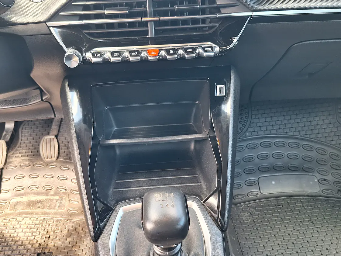 Peugeot 2008 Active 1.2L / Año 2022 28