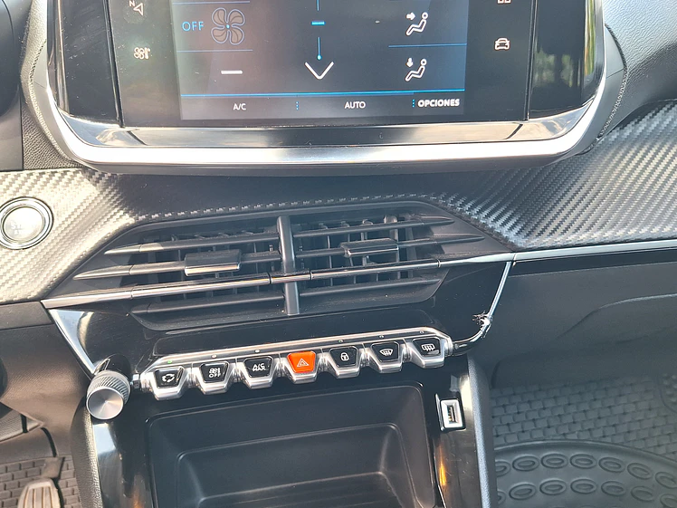Peugeot 2008 Active 1.2L / Año 2022 31