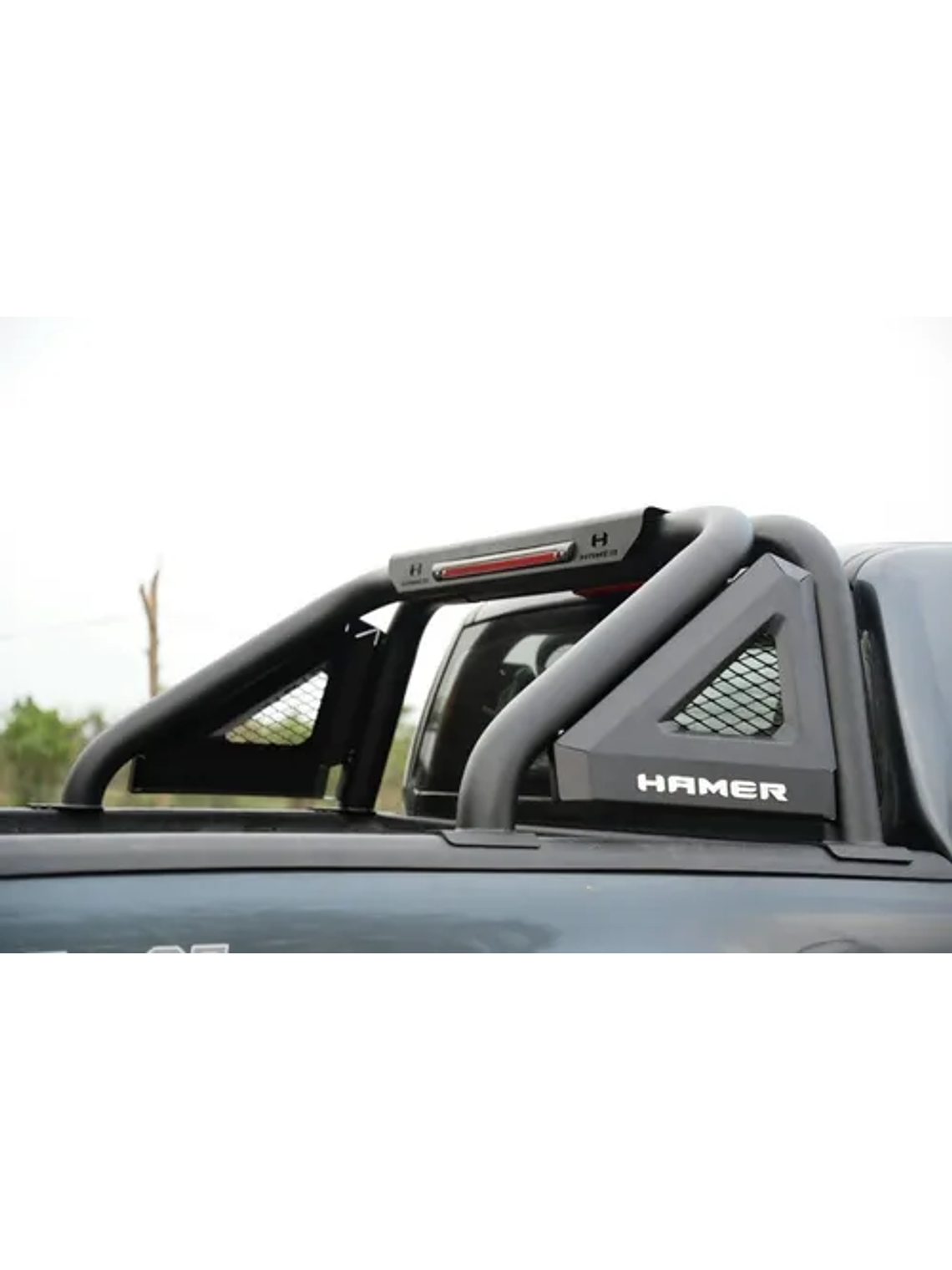 BARRA 4X4 HEAVY DUTY HAMER SERIE KNIGHT EN TUBO DE ACERO 76.2 MM CON TERCERA LUZ DE FRENO LED PARA TOYOTA HILUX REVO 2016 EN ADELANTE 1