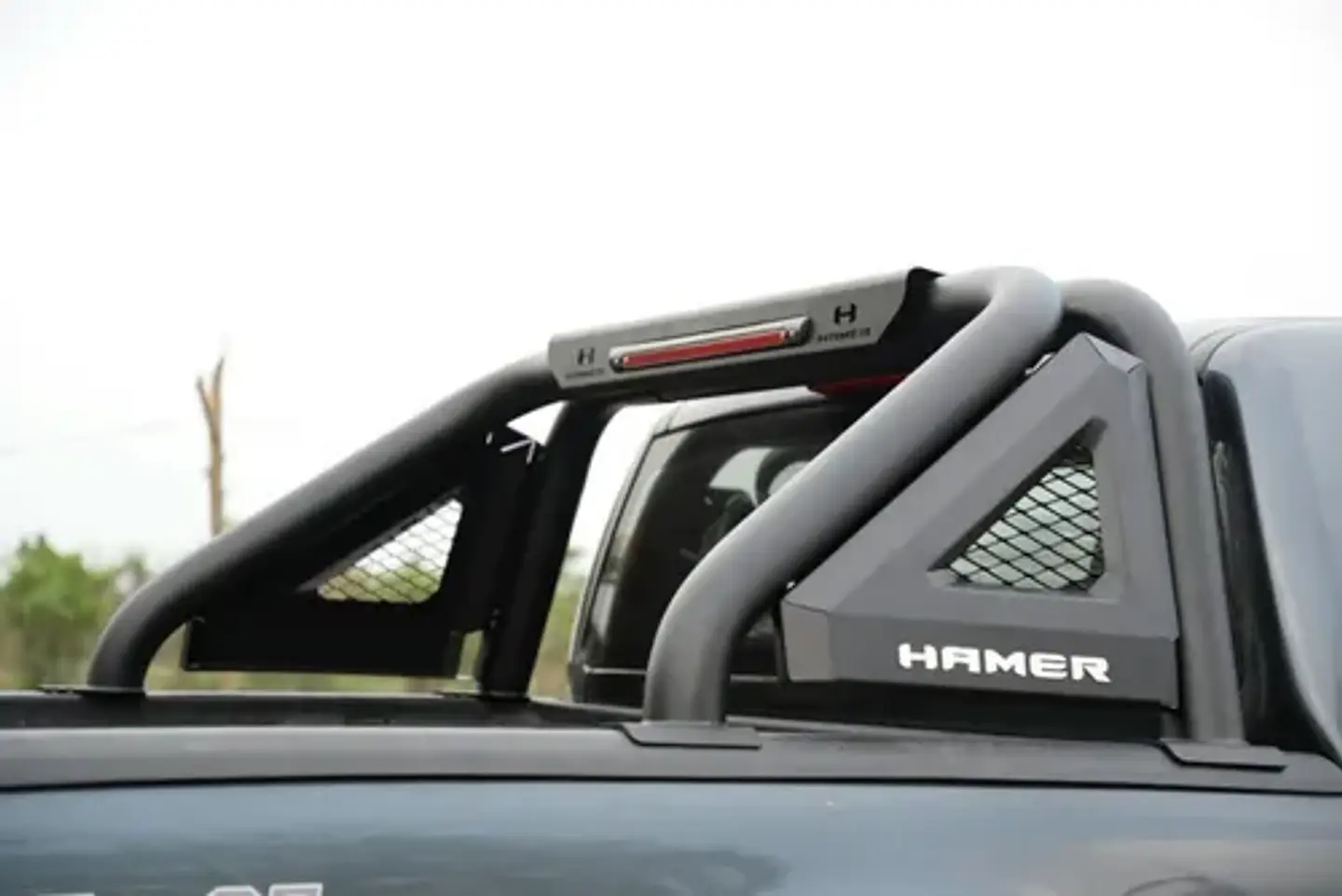 BARRA 4X4 HEAVY DUTY HAMER SERIE KNIGHT EN TUBO DE ACERO 76.2 MM CON TERCERA LUZ DE FRENO LED PARA TOYOTA HILUX REVO 2016 EN ADELANTE 1