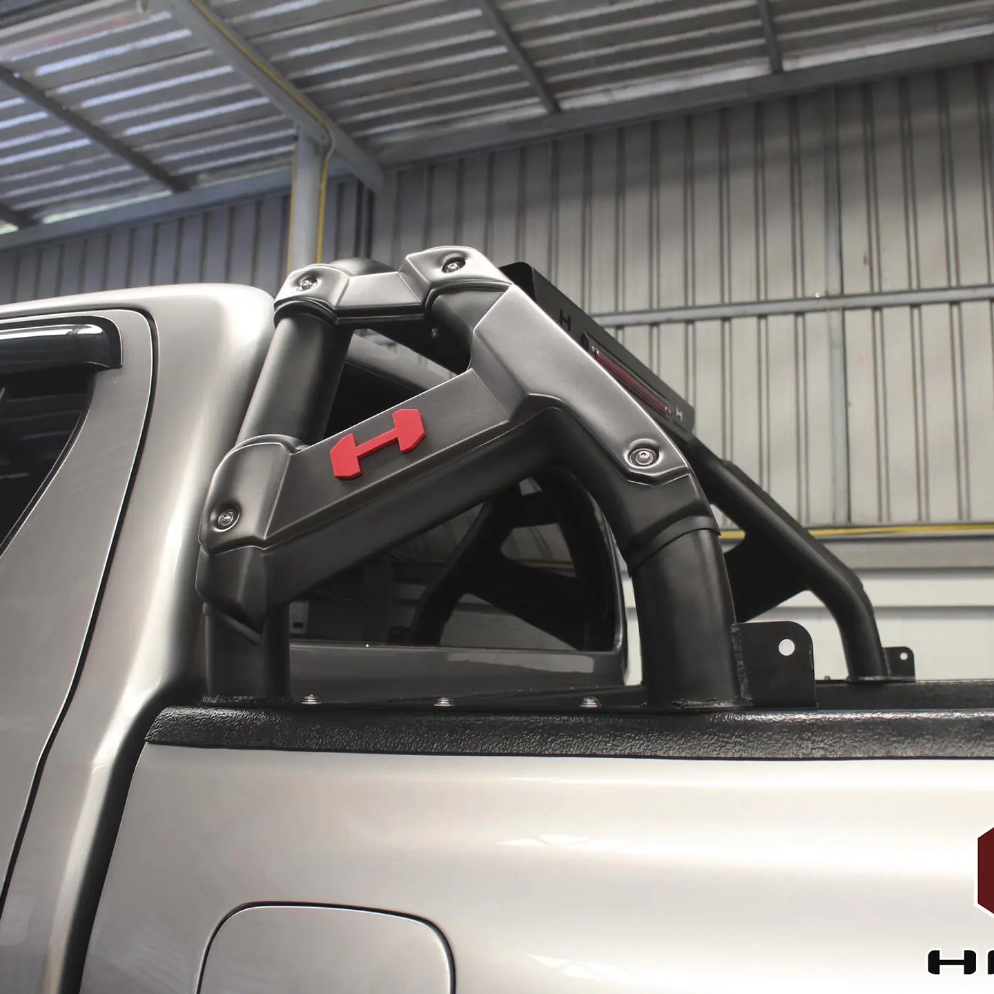 BARRA ANTIVUELCO HAMER TOYOTA HILUX REVO 2016 EN ADELANTE/ FORD RANGER 2013/2023/ MAZDA BT50 2013/2023/ NISSAN NP300 2016 EN ADELANTE - SERIE HECTOR 1