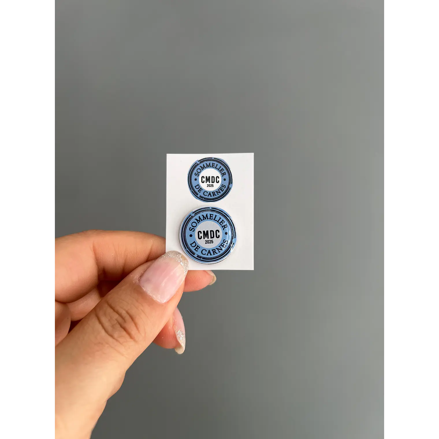 Pin metalico base estandar con logo personalizado 5