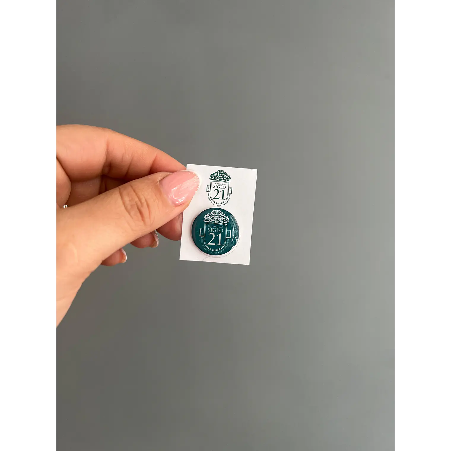 Pin metalico base estandar con logo personalizado 6