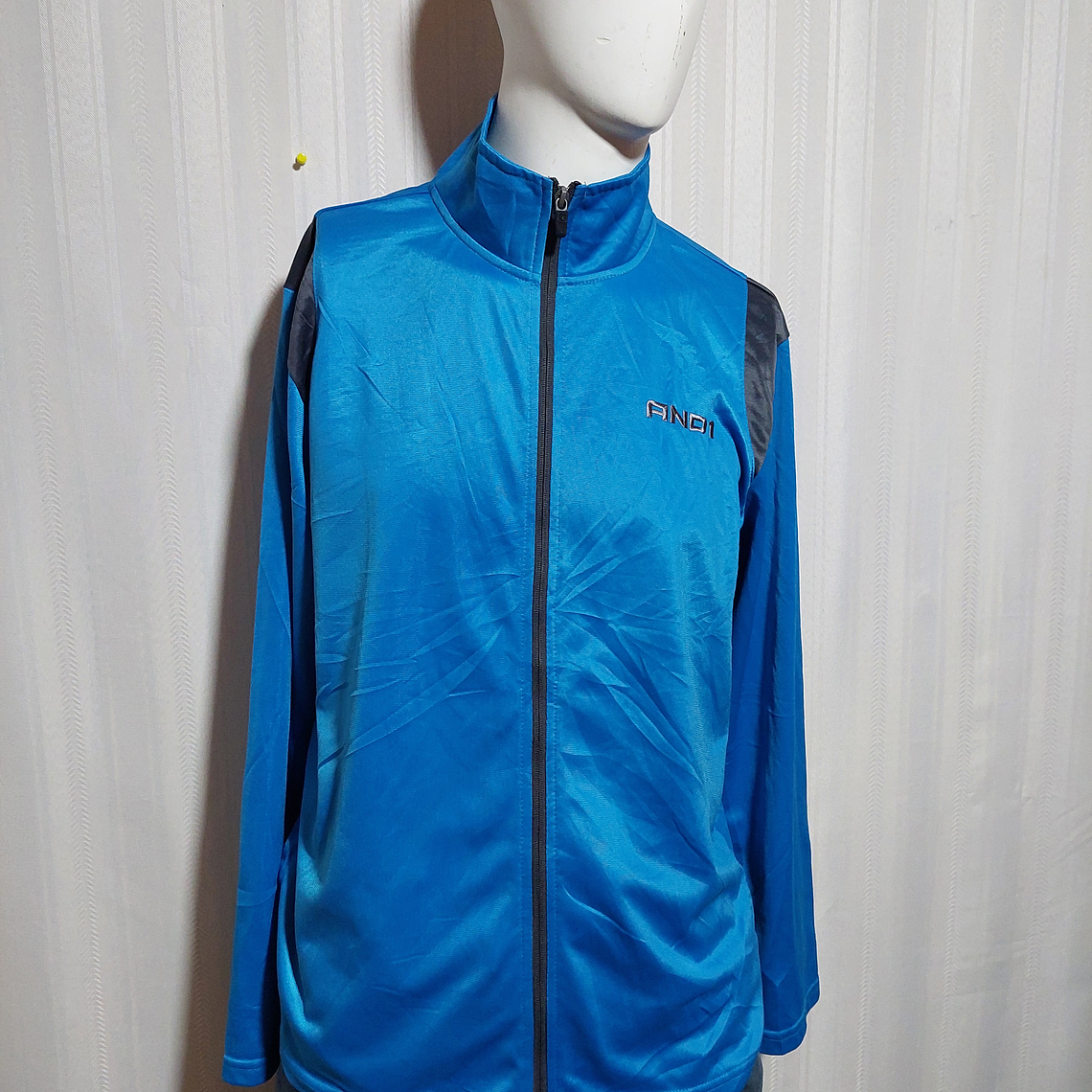 CHAQUETA DEPORTIVA CELESTE AND 1 TALLA L   1