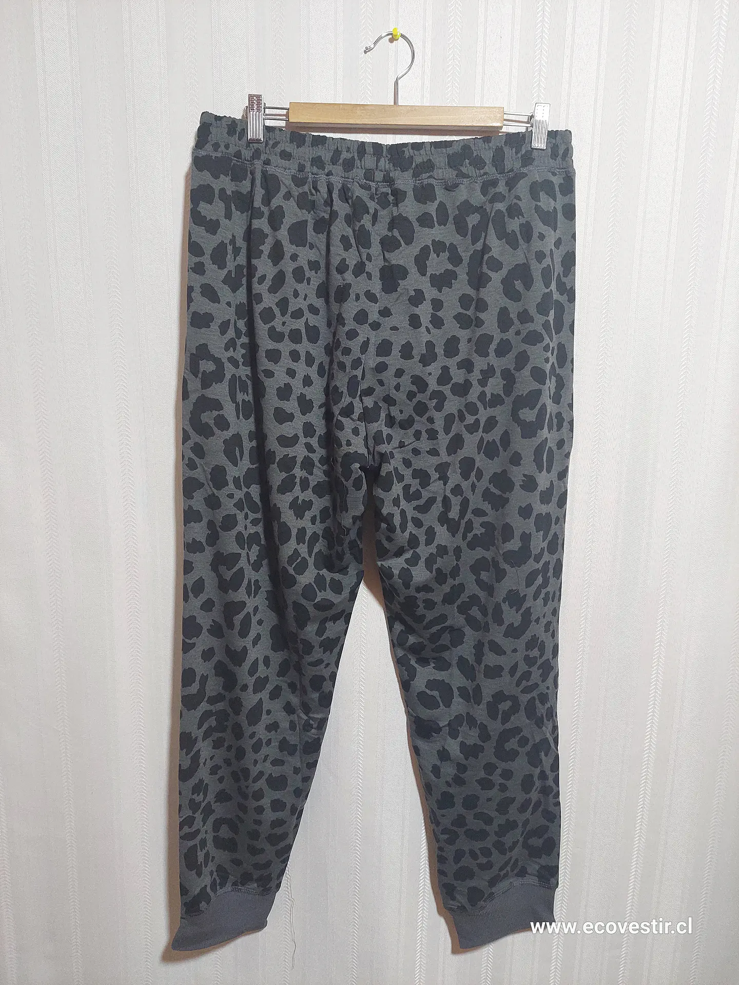 PANTALÓN BUZO NEGRO ESTAMPADO LULAROA TALLA 2XL 2