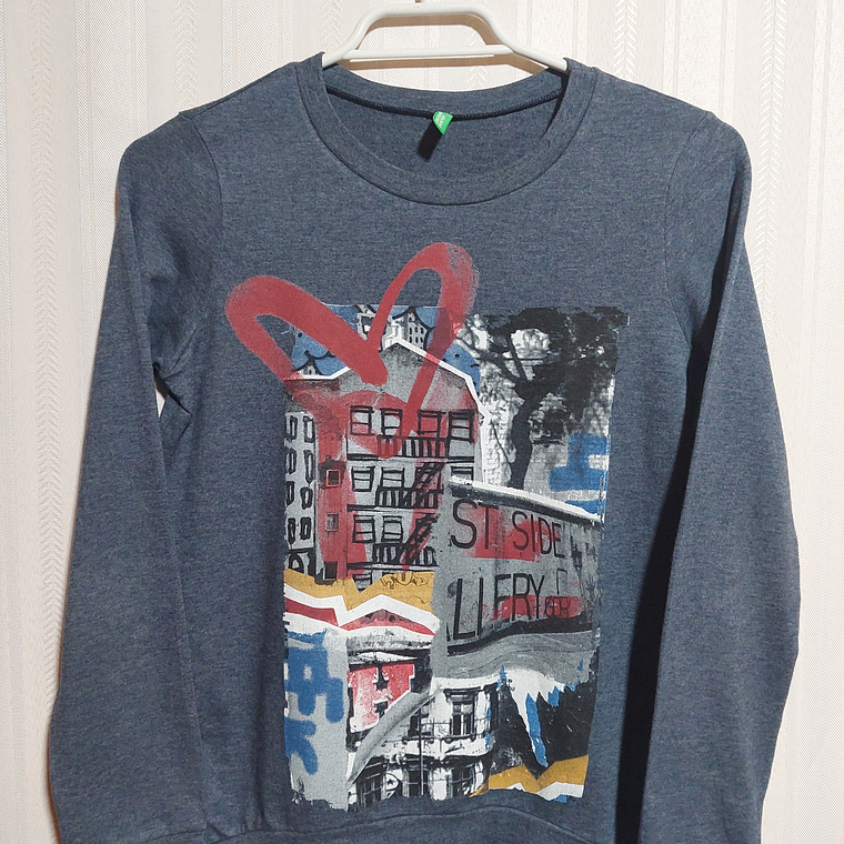 POLERA GRIS JUVENIL CON ESTAMPADO BENETTON TALLA XL (10-11A) 1