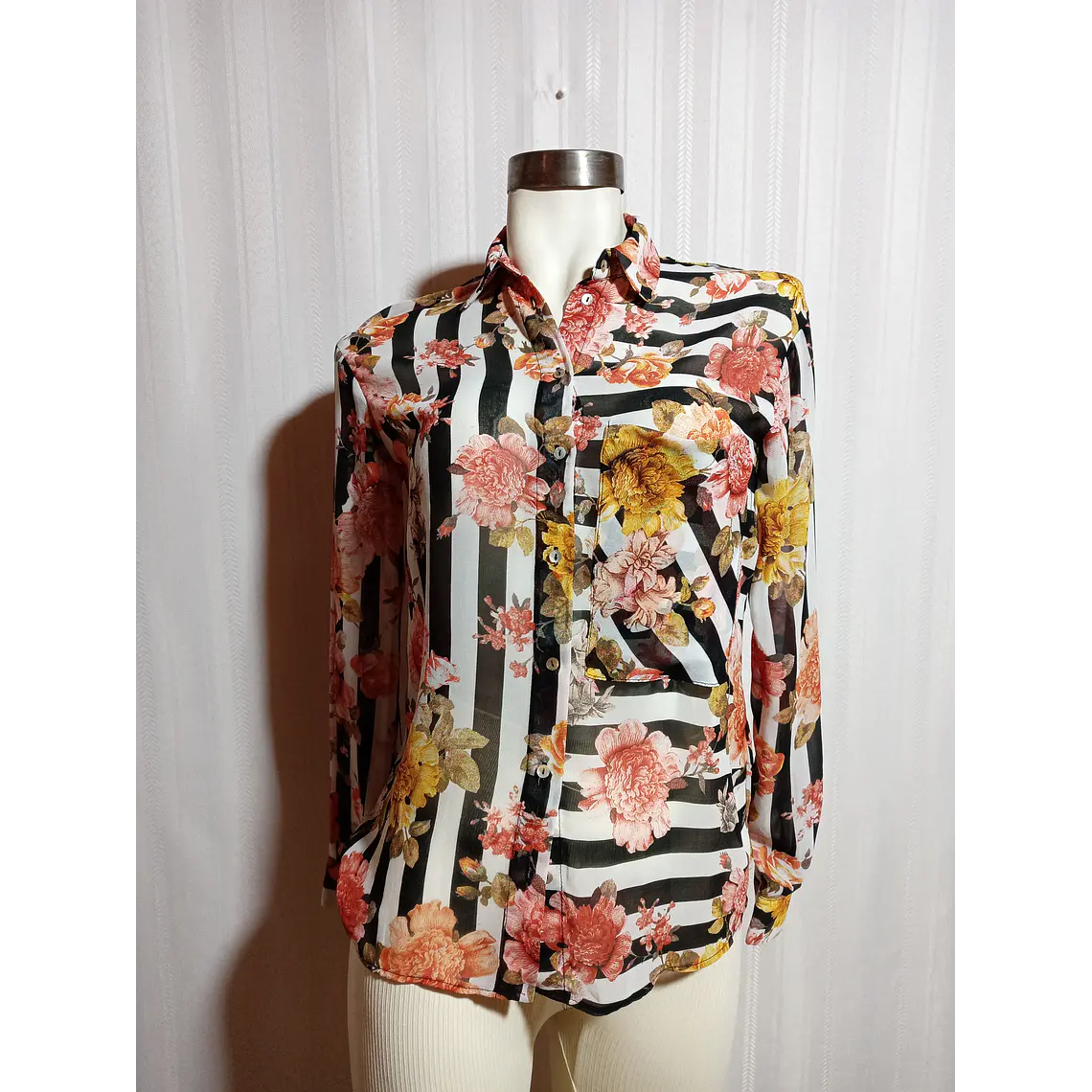 BLUSA ESTAMPADA ZARA BASIC TALLA XS  1