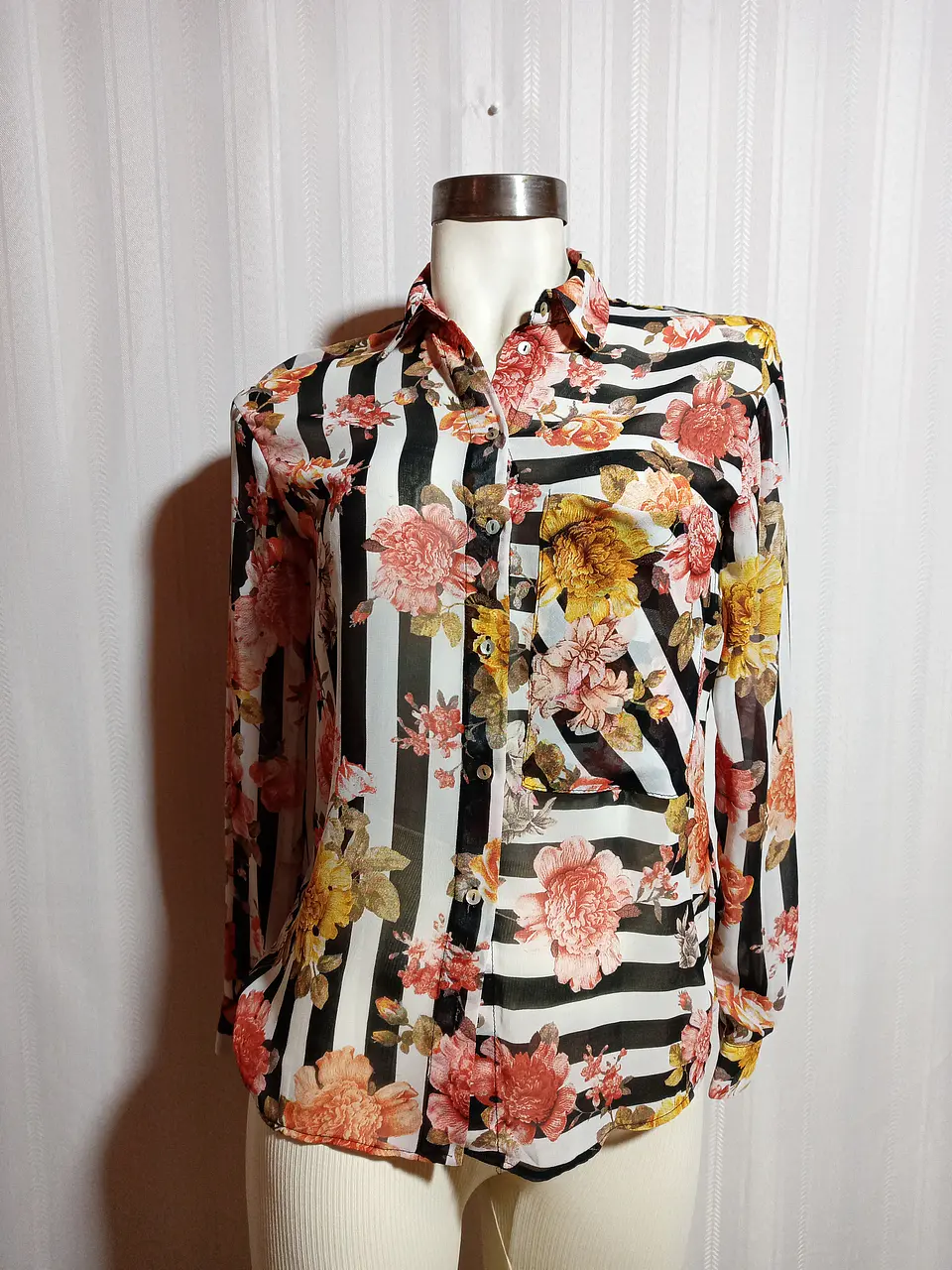 BLUSA ESTAMPADA ZARA BASIC TALLA XS  1