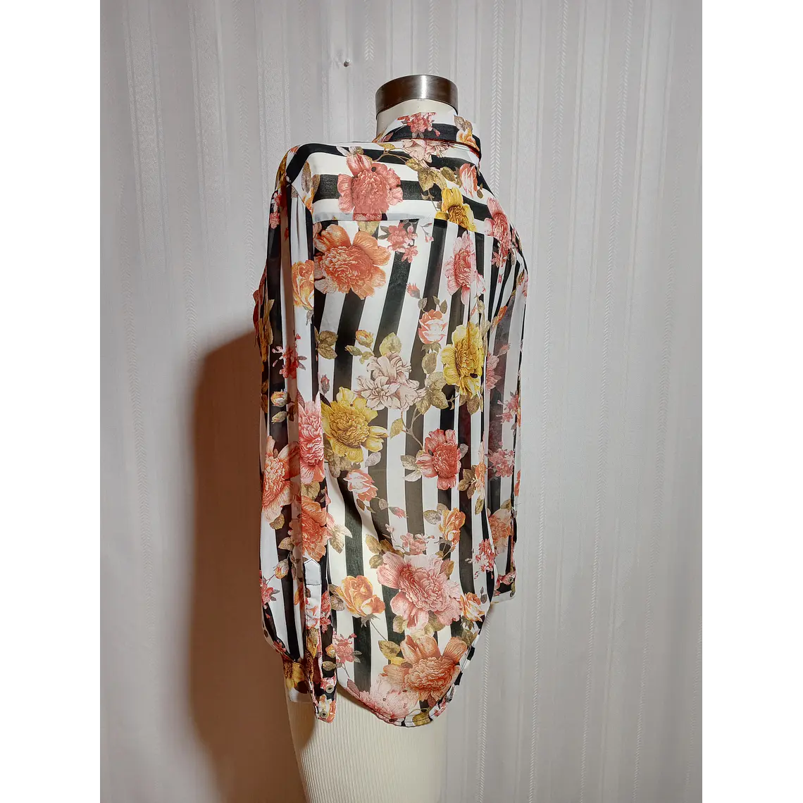BLUSA ESTAMPADA ZARA BASIC TALLA XS  2