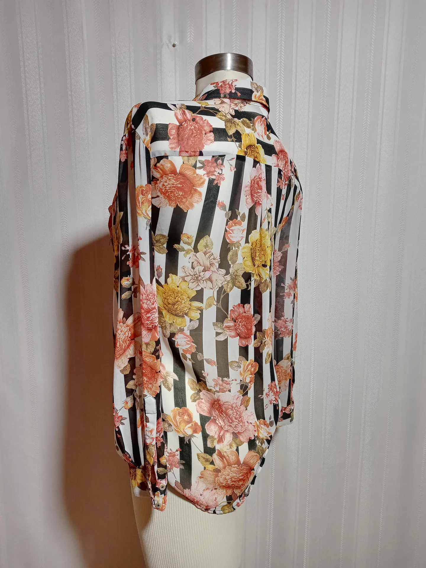 BLUSA ESTAMPADA ZARA BASIC TALLA XS  2