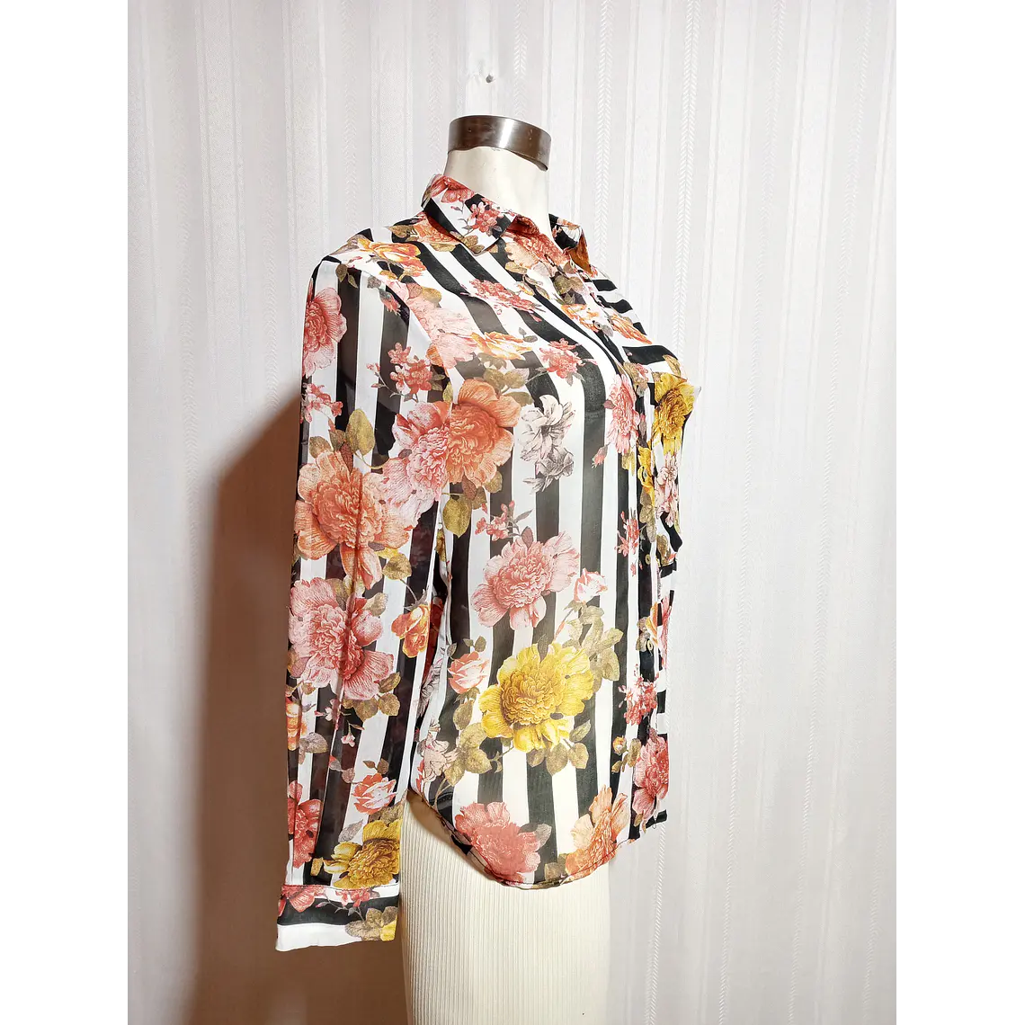 BLUSA ESTAMPADA ZARA BASIC TALLA XS  3