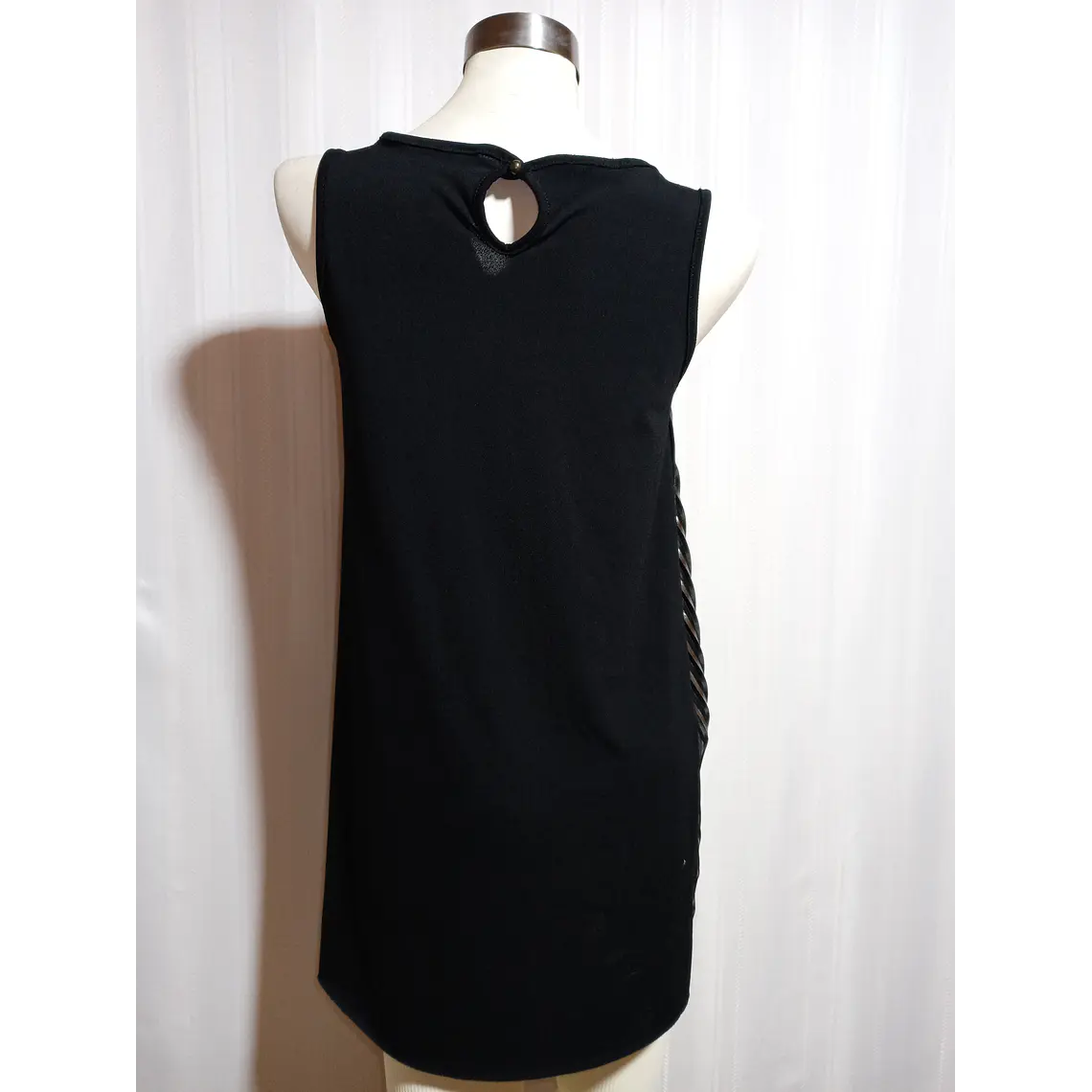 BLUSA NEGRA SIN ETIQUETA 4