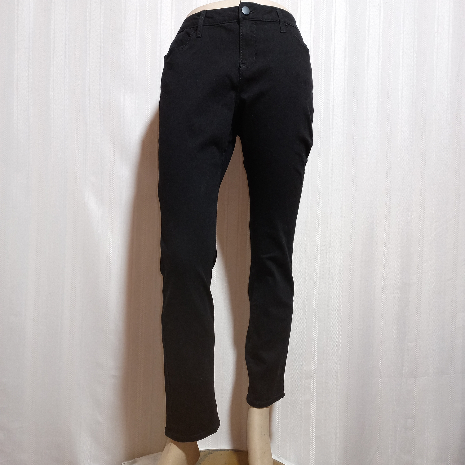 PANTALÓN JEANS NEGRO NO BOUNDARIES TALLA 17 3