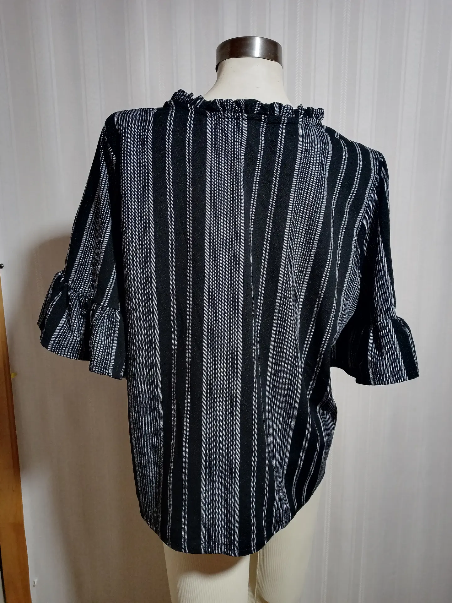 Blusa Mujer Negra con Rayas Gris Madison Hudson Talla 3X 4
