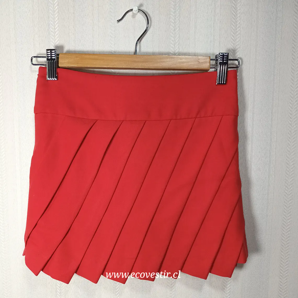 Falda Corta con Tablas Diagonales Color Rojo Coral Talla 8 1