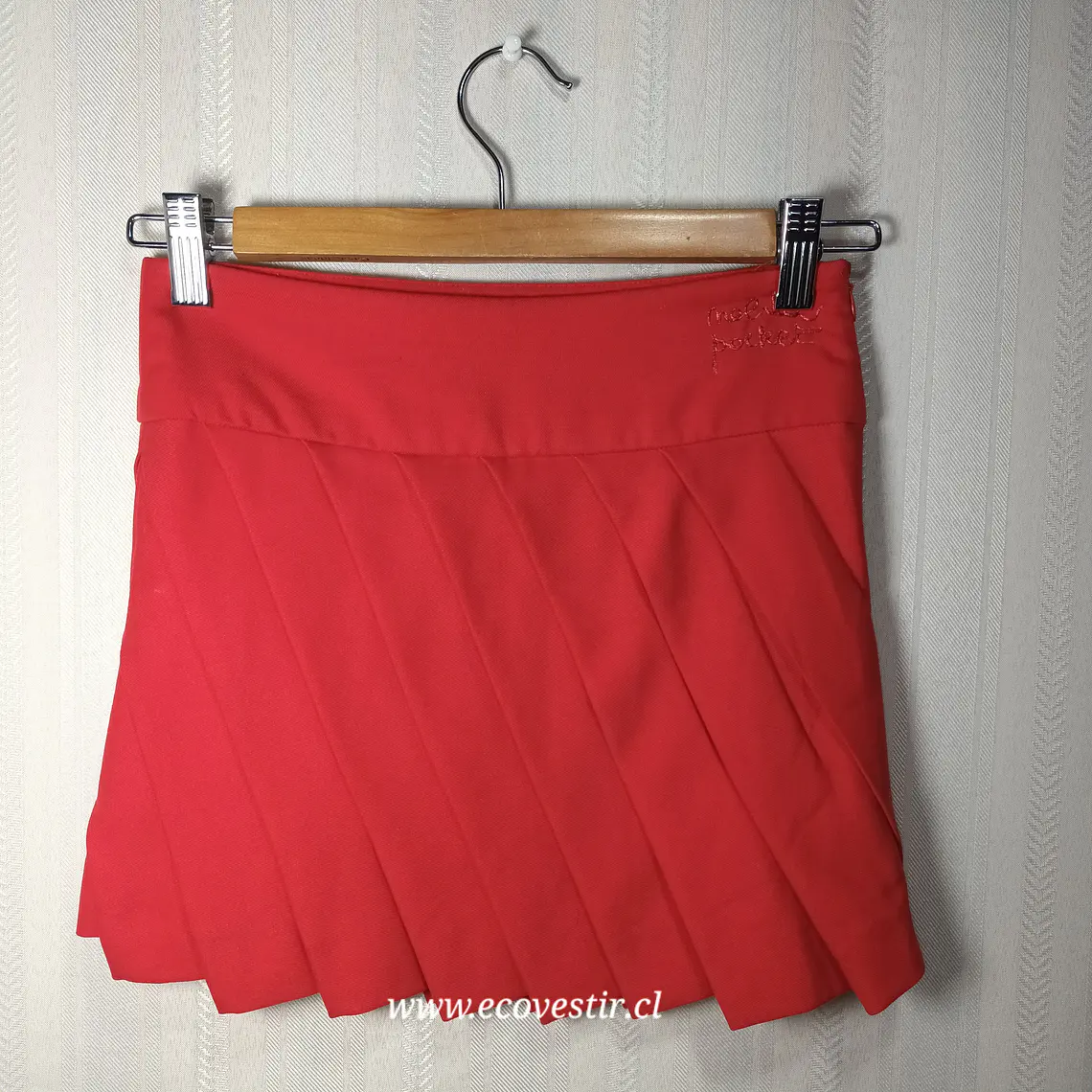 Falda Corta con Tablas Diagonales Color Rojo Coral Talla 8 2