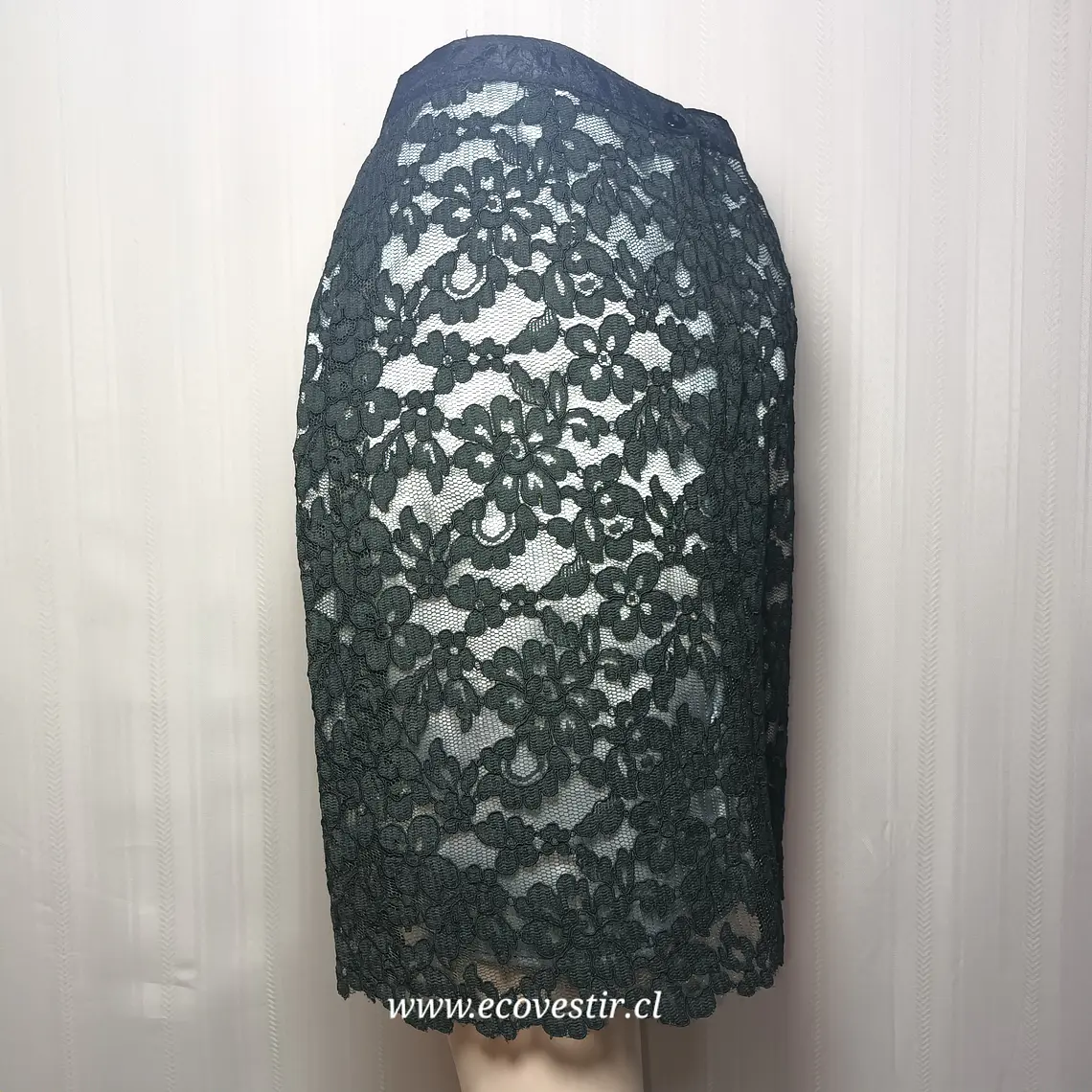 Falda Tubo de Encaje Negra con Forro Contraste 2