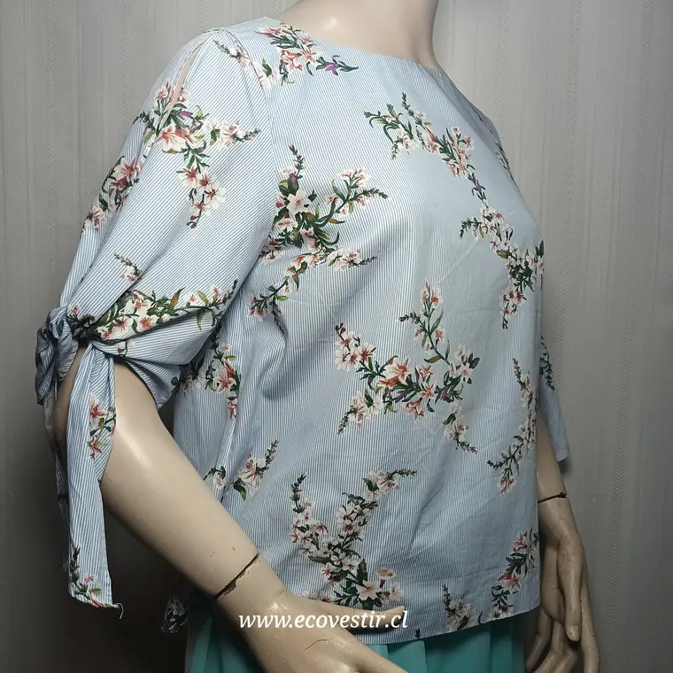 Blusa Rayas y Flores con Hombros Descubiertos Talla 8 3