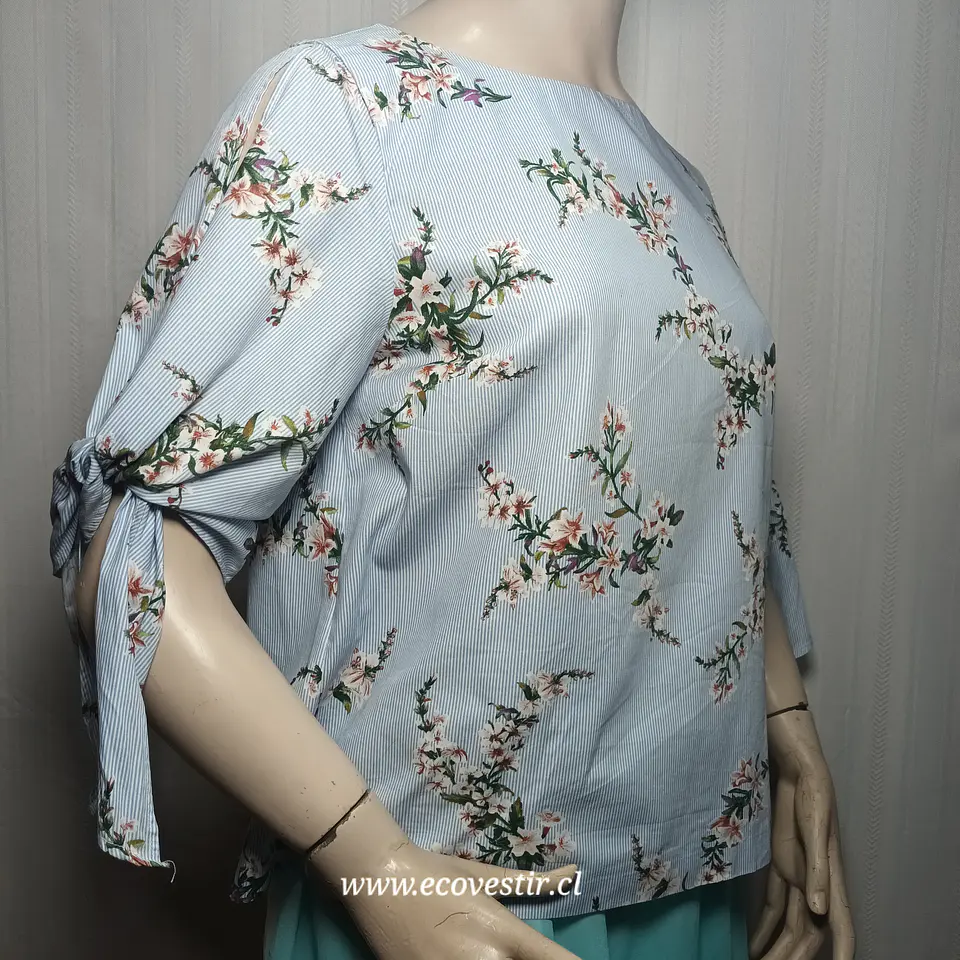 Blusa Rayas y Flores con Hombros Descubiertos Talla 8 3