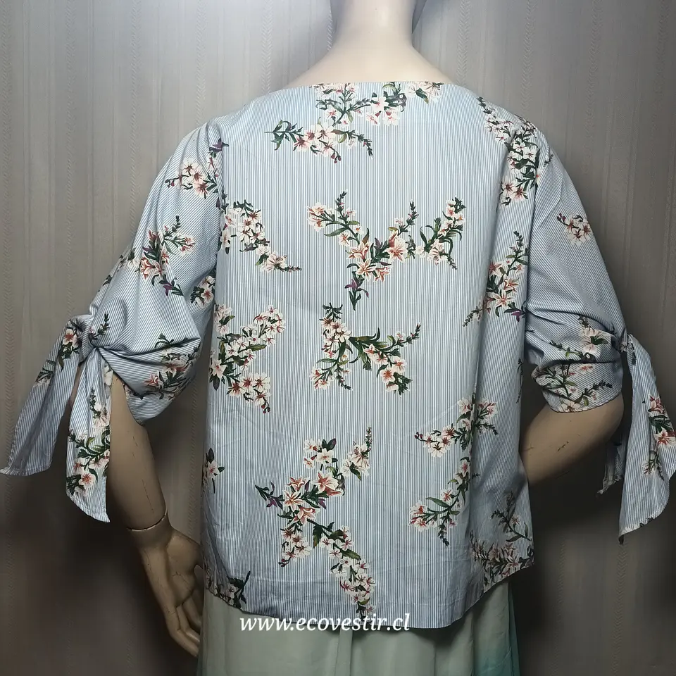 Blusa Rayas y Flores con Hombros Descubiertos Talla 8 4