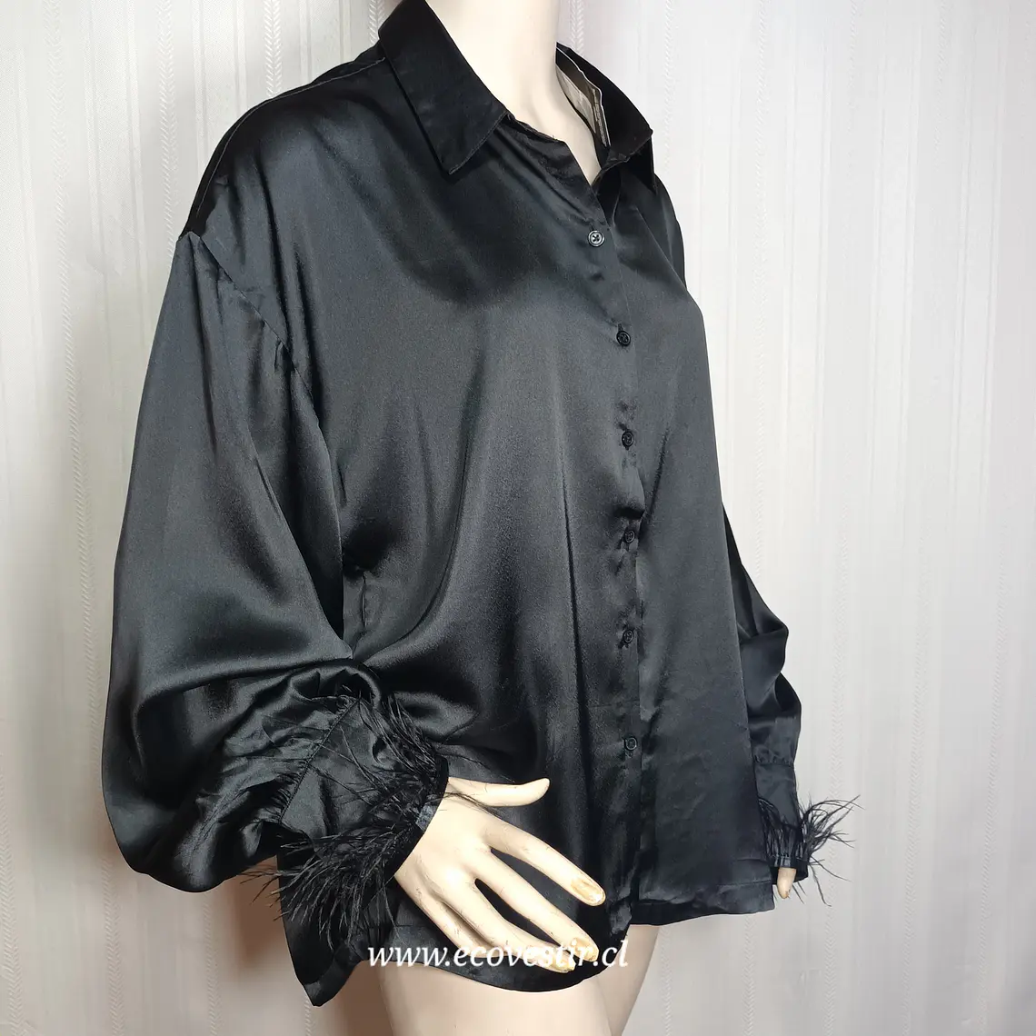 Blusa Satinada Negra con Plumas PrettyLittleThing - Talla 44 2